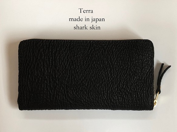 〔Terra〕サメ革のラウンドファスナー財布