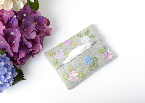 紫陽花の刺繍ポケットティッシュケース 1枚目の画像