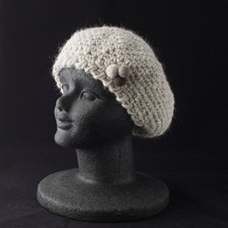 手紡ぎ毛糸のベレー帽（無染色・淡グレー） 1枚目の画像