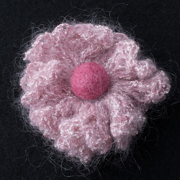 花モチーフのブローチ（草木染め・手編み）B210202 1枚目の画像