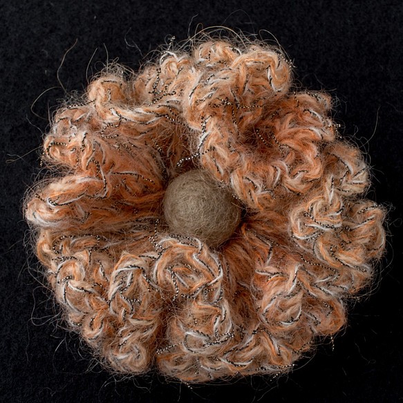 花モチーフのブローチ ホットセール 草木染め 手編み 素晴らしい価格