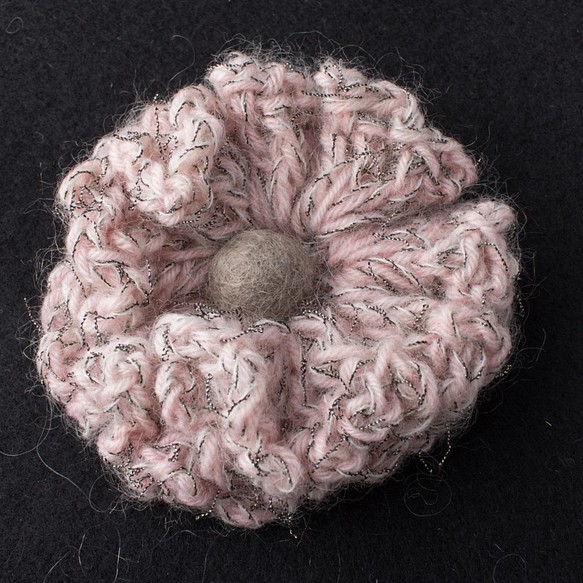 花モチーフのブローチ 人気が高い 最安値に挑戦 草木染め 手編み