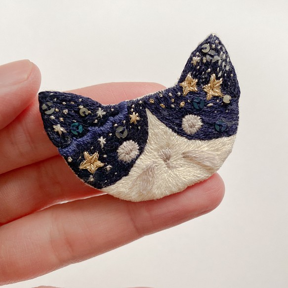星空の猫　刺繍ブローチ 1枚目の画像