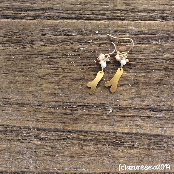Brass coral branch earrings / 真ちゅうの枝サンゴピアス 1枚目の画像