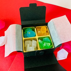 食べる宝石　キラキラ　虹色のカケラ　琥珀糖 (箱) 1枚目の画像