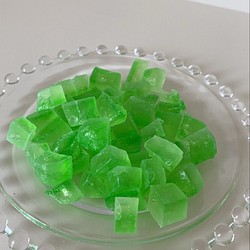 食べる宝石　エメラルド色カケラ　ほんのりメロン味の琥珀糖(ガラス瓶) 1枚目の画像