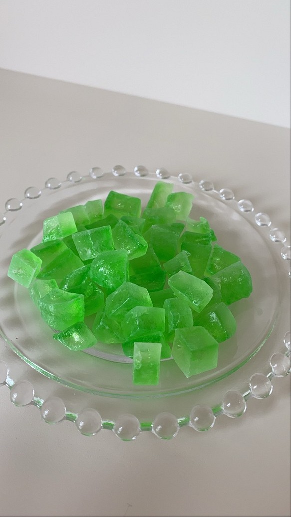 食べる宝石　エメラルド色カケラ　ほんのりメロン味の琥珀糖(ガラス瓶) 1枚目の画像