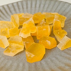 食べる宝石　キラキラ橙色のカケラ　ほんのりオレンジ味の琥珀糖 (カップ） 1枚目の画像