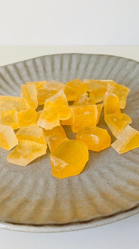 食べる宝石　キラキラ橙色のカケラ　ほんのりオレンジ味の琥珀糖 (カップ） 1枚目の画像