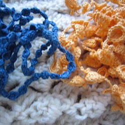eri様　濃い黄色＆青　かぎ針編みネックレス 1枚目の画像