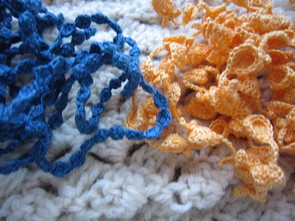 eri様　濃い黄色＆青　かぎ針編みネックレス 1枚目の画像