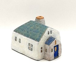 羽）青いドアと煙突のある青緑色の屋根のおうち/オプションフラッグ付き（No.209I） 1枚目の画像