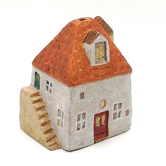 ちいさな塔と屋根裏部屋のあるレンガ色の屋根のおうち/オプションフラッグ付き（No.2010 O） 1枚目の画像