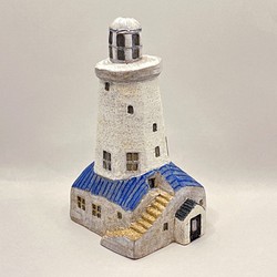 海からの風を感じる＊コバルトブルーの屋根が映える外階段付きの灯台(No.2107G)フラッグ付き 1枚目の画像