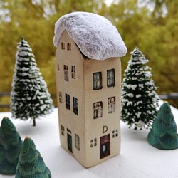 羽）冬に雪が積もる＊青い屋根と屋根裏部屋のある4階建ての陶器のアパート（D） 1枚目の画像