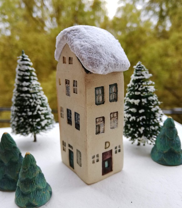 羽）冬に雪が積もる＊青い屋根と屋根裏部屋のある4階建ての陶器のアパート（D） 1枚目の画像
