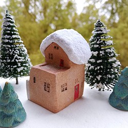 冬は雪が積もる＊赤い屋根とバルコニーのあるレンガ色の陶器のおうち（No.H） 1枚目の画像