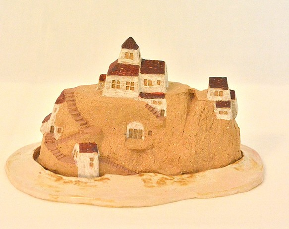 お皿にのった  レンガ色の丘の上の  階段と滝のある赤い屋根の陶器の町（No.4） 1枚目の画像