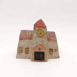 赤いとんがり屋根の時計台のあるレンガ色の陶の学校(No.S205) 1枚目の画像