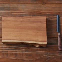 【夏の福袋】鍛冶職人の小さなパン切り包丁 ＋ 胡桃の木のカッティングボード 1枚目の画像