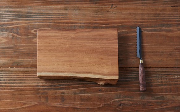 【夏の福袋】鍛冶職人の小さなパン切り包丁 ＋ 胡桃の木のカッティングボード 1枚目の画像