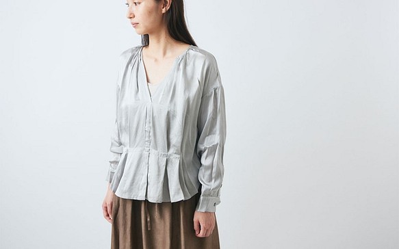 【送料無料】enrica silk blouse / ice grey (narural dye) 1枚目の画像