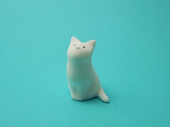 猫の置物「ミニ１」レジンフィギュア。小さな小さな卓上インテリア 1枚目の画像