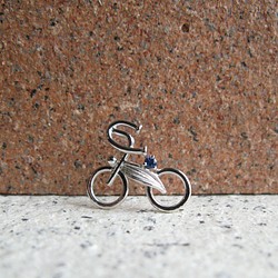 K18WG　青いサドルの自転車ブローチ 1枚目の画像