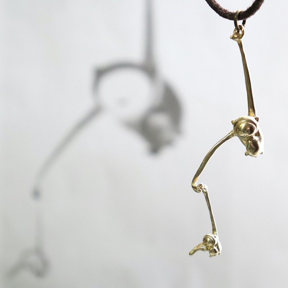 伊藤若冲「猿猴捕月図」より 猿の親子のペンダント／真鍮製