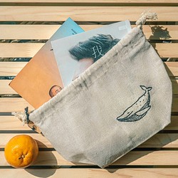 線條鯨魚 藍鯨 手工刺繡便當束口袋 Handmade客製化 晴好物 第1張的照片