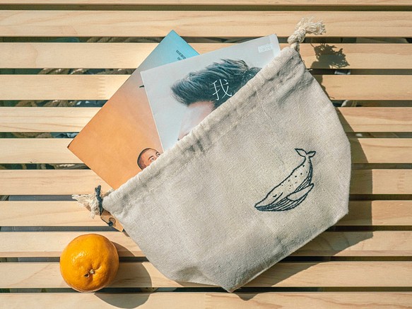 線條鯨魚 藍鯨 手工刺繡便當束口袋 Handmade客製化 晴好物 第1張的照片