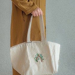 骨を手にした小草手刺繍キャンバス立体バッグ手作りカスタマイズ細かいもの 1枚目の画像