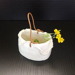 陶の白いミニ花器（小物入れ）【カゴバッグ・ボタニカル②】 1枚目の画像