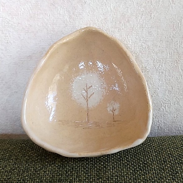 陶の三角小鉢【生成り×真っ白の樹③】 1枚目の画像