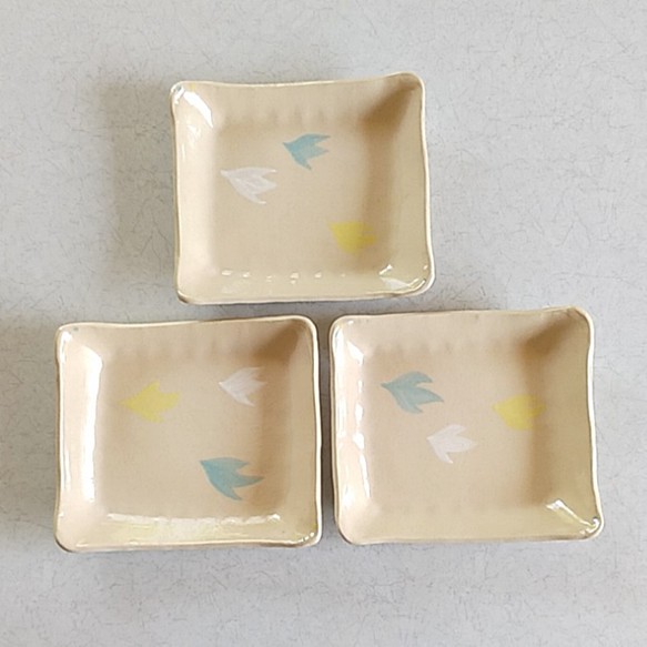 陶のスクエア皿・カレー皿【ペールトーンの三羽の鳥(白・黄色・水色)】 1枚目の画像