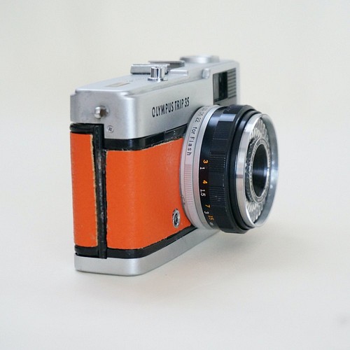完動品】レトロなフィルムカメラ オリンパス TRIP35 オレンジ色の本革 
