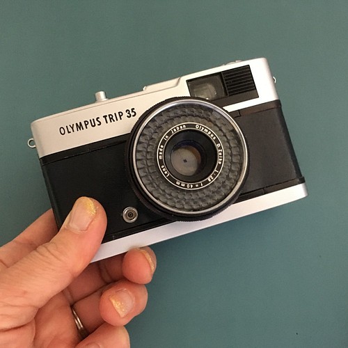 完動品】レトロなフィルムカメラ オリンパス TRIP35 シンプルな黒い本 