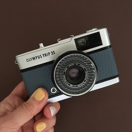 カメラ フィルムカメラ 完動品】レトロなフィルムカメラ オリンパスTRIP35 ブルーグレーの本革 