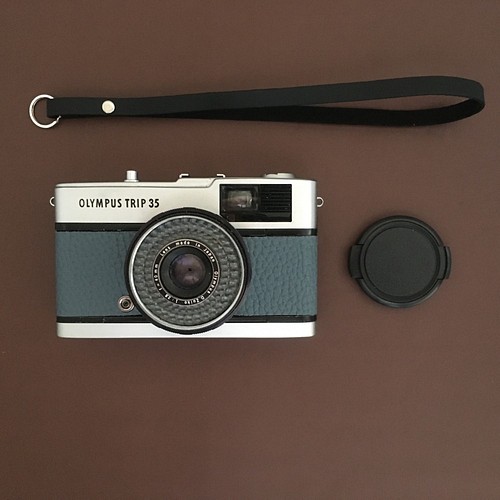 カメラ フィルムカメラ 完動品】レトロなフィルムカメラ オリンパスTRIP35 ブルーグレーの本革 