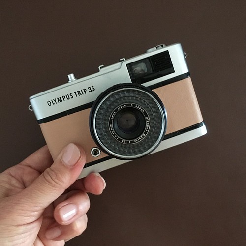 カメラ フィルムカメラ 完動品】レトロなフィルムカメラ オリンパスTRIP35 ピンクベージュの本 