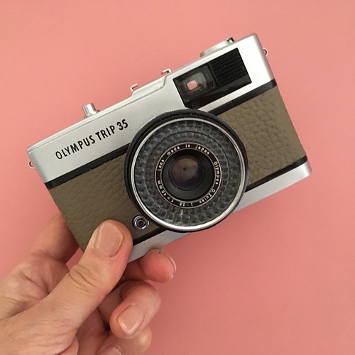 完動品】レトロなフィルムカメラ オリンパスTRIP35 樺茶色の本革 