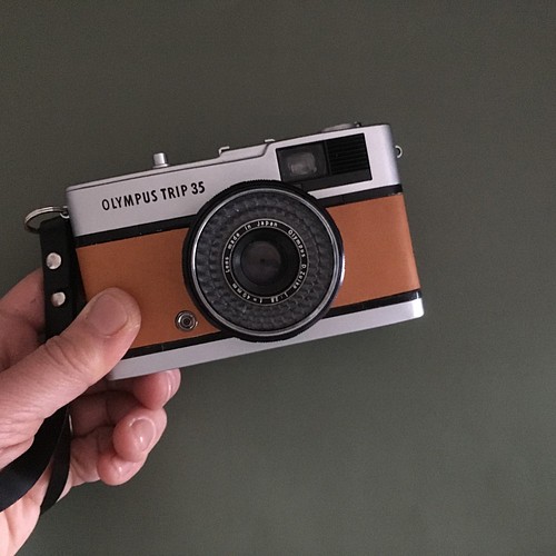 カメラ フィルムカメラ 完動品】レトロなフィルムカメラ オリンパス TRIP35 ライトブラウンの 