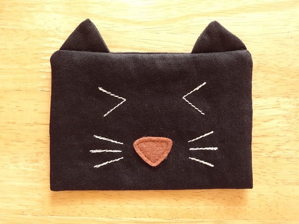 黒猫のポケットティッシュカバー／ポケットティッシュケース(><) 1枚目の画像