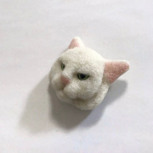 羊毛フェルト 猫ブローチ 白猫 ブローチ まめちま 通販｜Creema 