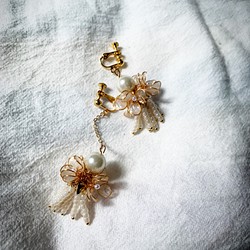 手作樹脂花金色章魚流蘇珍珠耳夾耳針耳環 第1張的照片