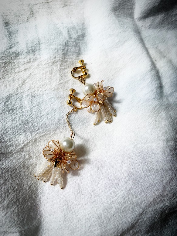 手作樹脂花金色章魚流蘇珍珠耳夾耳針耳環 第1張的照片