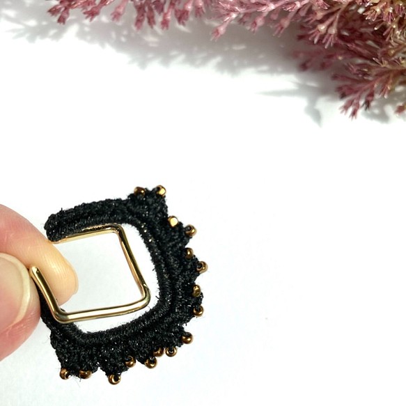 手編みフリルのイヤーカフ（スクエア）　ブラック 1枚目の画像