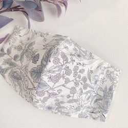 北欧　リーフ＆フラワーと木の実♡上品✿︎清楚な大人マスク　保湿　シルクプロテイン　立体マスク 1枚目の画像