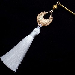 Kanzashi 新月式亞洲金戒指吊飾和白色長流蘇 第1張的照片