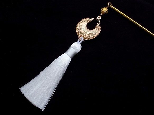 Kanzashi 新月式亞洲金戒指吊飾和白色長流蘇 第1張的照片